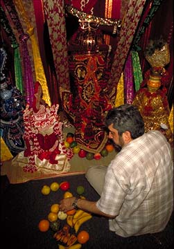 Jorge Ortega installing an observance throne for Oyá. Photograph by HMSF staff.