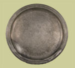 Pewter plate made by Simon Benning. 17th century. 23.5 cm. Institute of Jamaica, 1997/0292. Simon Benning’s maker’s mark, a pineapple and his initials ‘S B’, is inscribed on the reverse side of this plate.